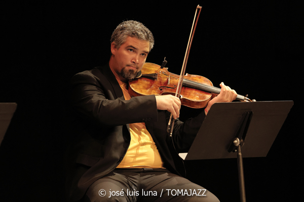 Román Filiú (XI JazzEñe 2025. Teatro Victoria Eugenia, Donosti – San Sebastián. 2025-07-24) Por José Luis Luna Rocafort [INSTANTZZ AKA Galería fotográfica AKA Fotoblog de jazz, impro… y algo más] - Tomajazz - Román Filiú actuó en el XI JazzEñe 2025 en San Sebastián. José Luis Luna Rocafort lo retrata en INSTANTZZ. Actuaron Román Filiú, Javier Filiú, Zaloa Gorostidi, Osvaldo Antonio Enrique Castro, Caridad Rosa Varona