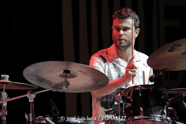 Juan Sáiz (48 Festival de Jazz de Vitoria. 2025-07-17) Por José Luis Luna Rocafort [INSTANTZZ AKA Galería fotográfica AKA Fotoblog de jazz, impro… y algo más] - Tomajazz - Juan Sáiz actuó en el 48 Festival de Jazz de Vitoria 2025. José Luis Luna Rocafort lo retrata en INSTANTZZ. Actuaron Juan Sáiz, Xavi Torres, Manel Fortià, Genís Bagés