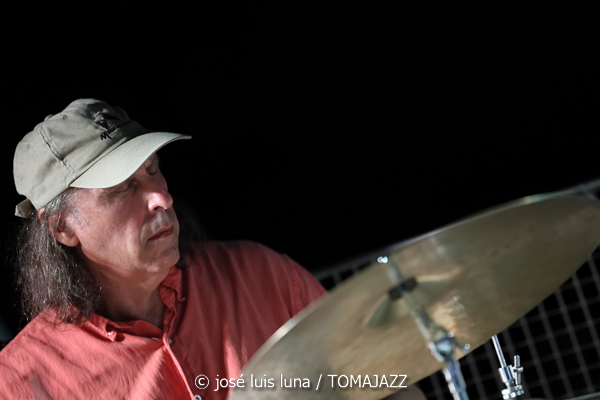 The Tenor 4tet (VII Jazz y Más. Studio Weil. Puerto de Andratx, Mallorca. 2025-07-09) Por José Luis Luna Rocafort [INSTANTZZ AKA Galería fotográfica AKA Fotoblog de jazz, impro… y algo más] - Tomajazz - The Tenor 4tet actuó en VII Jazz y Más en Puerto de Andratx, Mallorca, el 9 de julio de 2025. José Luis Luna Rocafort retrata el concierto en INSTANTZZ. Actuaron Chris Cheek, Marty Renzi, Javier Delgado, Jimmy Weinstein