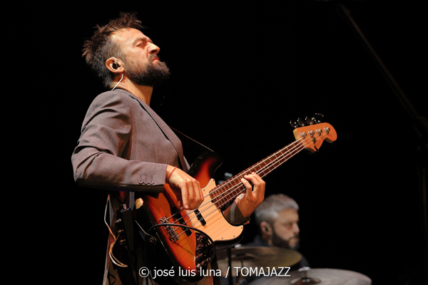 J. Fox (XI JazzEñe 2025. Teatro Victoria Eugenia, Donosti – San Sebastián. 2025-07-23) Por José Luis Luna Rocafort [INSTANTZZ AKA Galería fotográfica AKA Fotoblog de jazz, impro… y algo más] - Tomajazz - J. Fox inauguró el XI JazzEñe 2025 en el Teatro Victoria Eugenia de Donosti – San Sebastian, el 23 de julio de 2025. José Luis Luna Rocafort lo retrata en INSTANTZZ. Actuaron Juan Manuel Urriza: batería Fredi Pelaez: piano, teclados Oskar Lakunza: saxos tenor y soprano Xabier Barrenetxea