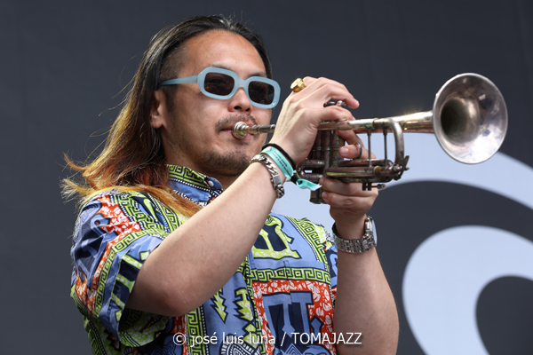 Minyo Crusaders (60 Festival de Jazz de San Sebastián 2025. 2025-07-23) Por José Luis Luna Rocafort [INSTANTZZ AKA Galería fotográfica AKA Fotoblog de jazz, impro… y algo más] - Tomajazz - Minyo Crusaders actuó en el 60 Festival de Jazz de San Sebastián 2025. José Luis Luna Rocafort lo retrata en INSTANTZZ. Actuaron Katsumi Tanaka, Moe, Freddy Tsukamoto, Koichiro Osawa, Mutsumi Kobayashi, Sonoo, Naoya Madokoro, Yusuke "Peach" Noguchi, Toshio "Digi" Fujino
