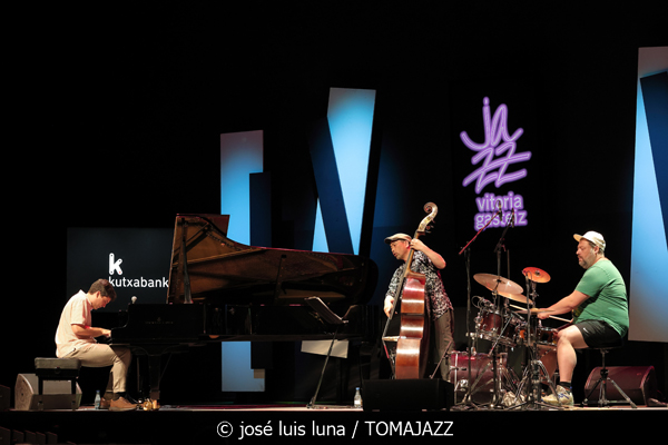 Álvaro Torres Trío (48 Festival de Jazz de Vitoria. 2025-07-15) Por José Luis Luna Rocafort [INSTANTZZ AKA Galería fotográfica AKA Fotoblog de jazz, impro… y algo más] - Tomajazz - Álvaro Torres Trío actuó en el 48 Festival de Jazz de Vitoria 2025. José Luis Luna Rocafort lo retrata en INSTANTZZ. Actuaron Álvaro Torres,