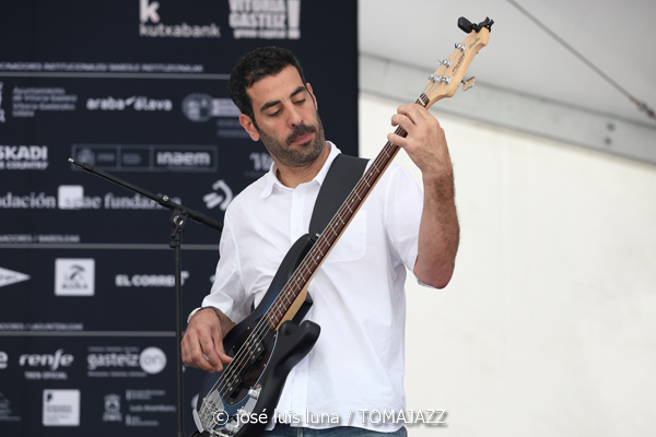 Combo Escuela de Música Luis Aramburu (48 Festival de Jazz de Vitoria. 2025-07-12) Por José Luis Luna Rocafort [INSTANTZZ AKA Galería fotográfica AKA Fotoblog de jazz, impro… y algo más] - Tomajazz - Combo Escuela de Música Luis Aramburu actuó en el 48 Festival de Jazz de Vitoria 2025. José Luis Luna Rocafort los retrata en INSTANTZZ. Actuaron Luis Larrubia: saxo tenor Iñigo Perea: piano Javier Guevara: guitarra eléctrica Mikel Aguirrezabal: bajo eléctrico Jordo Tortosa