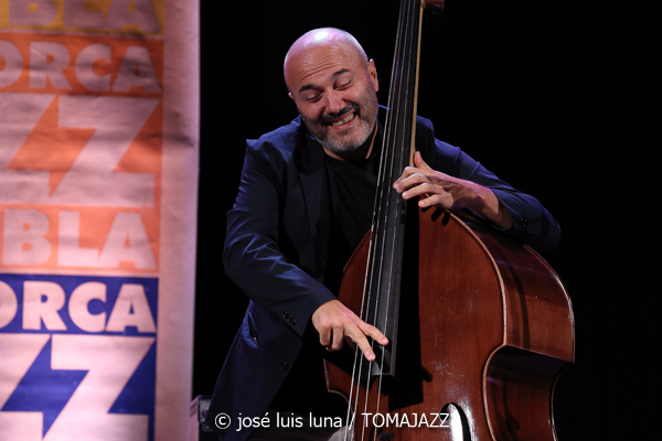Marion Rampal (31 Mallorca Jazz Sa Poble 2025. Parc Can Cirera Prim. Sa Pobla, Mallorca. 2025-07-29) Por José Luis Luna Rocafort [INSTANTZZ AKA Galería fotográfica AKA Fotoblog de jazz, impro… y algo más] - Tomajazz - Marion Rampal actuó en 31 Mallorca Jazz Sa Poble, el 29 de julio de 2025. José Luis Luna Rocafort retrata el concierto en INSTANTZZ. Actuaron Marion Rampal, Matthis Pascaud: guitarra eléctrica, dirección Mathias Allamane: contrabajo Raphaël Chassin: batería Thibaut Gómez