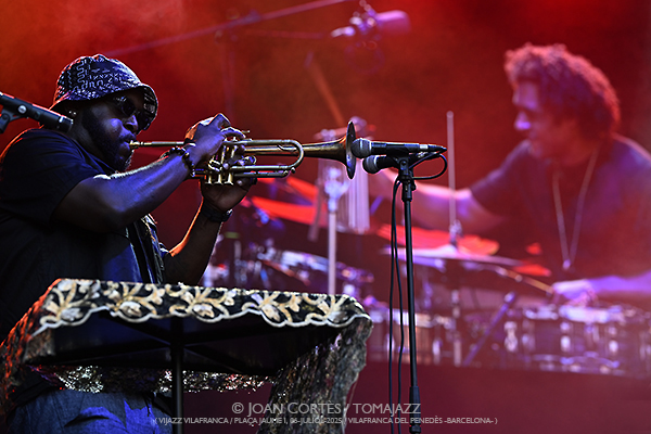 Makaya McCraven (ViJazz Vilafranca 2025 / Plaça Jaume I, 2025-07-06 / Vilafranca del Penedès -Barcelona-) Por Joan Cortès [INSTANTZZ AKA Galería fotográfica AKA Fotoblog de jazz, impro… y algo más] - Tomajazz - Makaya McCraven actuó en ViJazz Vilafranca 2025 en Vilafranca del Penedès -Barcelona-. Joan Cortès retrata el concierto en INSTANTZZ. Actuaron Makaya McCraven, Junius Paul, Marquis Hill, Matt Golg 