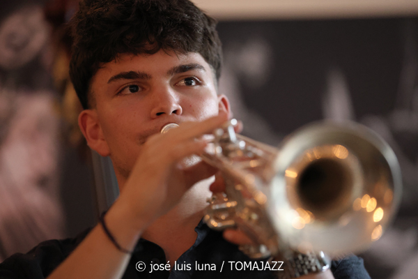 Stilt (48 Festival de Jazz de Vitoria. 2025-07-11) Por José Luis Luna Rocafort [INSTANTZZ AKA Galería fotográfica AKA Fotoblog de jazz, impro… y algo más] - Tomajazz - Stilt actuó en el 48 Festival de Jazz de Vitoria 2025. José Luis Luna Rocafort los retrata en INSTANTZZ. Actuaron Hugo Domínguez, Asier Zufiaur, Héctor Menor, Samuel Rodríguez, Eneko Ciarrusta, Pablo Comiskey, Pablo Ortíz