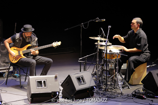 Juanfe Pérez (XI JazzEñe 2025. Teatro Victoria Eugenia, Donosti – San Sebastián. 2025-07-23) Por José Luis Luna Rocafort [INSTANTZZ AKA Galería fotográfica AKA Fotoblog de jazz, impro… y algo más] - Tomajazz - Juanfe Pérez actuó en el XI JazzEñe 2025 en San Sebastián. José Luis Luna Rocafort lo retrata en INSTANTZZ. Actuaron Juanfe Pérez, David Sancho, Kike Terrón, Alicia Morales