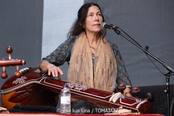 Naïssam Jalal (60 Festival de Jazz de San Sebastián 2025. 2025-07-23) Por José Luis Luna Rocafort [INSTANTZZ AKA Galería fotográfica AKA Fotoblog de jazz, impro… y algo más] - Tomajazz - Naïssam Jalal actuó en el 60 Festival de Jazz de San Sebastián 2025. José Luis Luna Rocafort la retrata en INSTANTZZ. Actuaron Naïssam Jalal, Sougata Roy Chowdhury, Leonardo Montana, Anuja Borude, Zaza Desiderio, Flo Comment