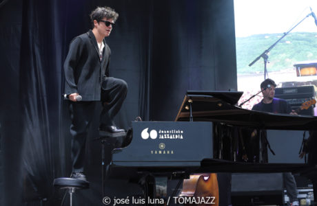 Jamie Cullum (II) (60 Festival de Jazz de San Sebastián 2025. 2025-07-23) Por José Luis Luna Rocafort [INSTANTZZ AKA Galería fotográfica AKA Fotoblog de jazz, impro… y algo más] - Tomajazz - Jamie Cullum actuó en el 60 Festival de Jazz de San Sebastián 2025. José Luis Luna Rocafort lo retrata en INSTANTZZ. Actuaron Jamie Cullum, Loz Garratt, Bard Webb, Tom Varrall, Rory Simmons, Tom Richards, Aisha Stuart