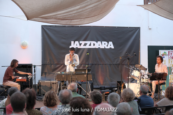 Pere Navarro Trío (31 Mallorca Jazz Sa Poble 2025. Can Verdal. Sa Pobla, Mallorca. 2025-07-30) Por José Luis Luna Rocafort [INSTANTZZ AKA Galería fotográfica AKA Fotoblog de jazz, impro… y algo más] - Tomajazz - Pere Navarro Trío actuó en el 31 Mallorca Jazz Sa Poble 2025. José Luis Luna Rocafort lo retrata en INSTANTZZ. Actuaron Pere Navarro,