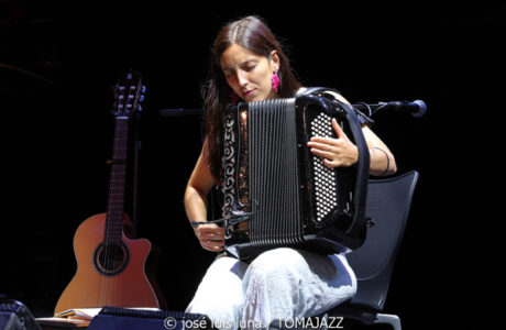 Maite Akustik Quintet (XI JazzEñe 2025. Teatro Victoria Eugenia, Donosti – San Sebastián. 2025-07-24) Por José Luis Luna Rocafort [INSTANTZZ AKA Galería fotográfica AKA Fotoblog de jazz, impro… y algo más] - Tomajazz - Maite Akustik Quintet actuó en el XI JazzEñe 2025 en San Sebastián. José Luis Luna Rocafort lo retrata en INSTANTZZ. Actuaron Maite Ruiz de Erentxun, Aura Mauri, Cristopher Pérez, Alesander Peña, Manuel Luque