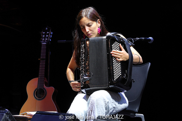 Maite Akustik Quintet (XI JazzEñe 2025. Teatro Victoria Eugenia, Donosti – San Sebastián. 2025-07-24) Por José Luis Luna Rocafort [INSTANTZZ AKA Galería fotográfica AKA Fotoblog de jazz, impro… y algo más] - Tomajazz - Maite Akustik Quintet actuó en el XI JazzEñe 2025 en San Sebastián. José Luis Luna Rocafort lo retrata en INSTANTZZ. Actuaron Maite Ruiz de Erentxun, Aura Mauri, Cristopher Pérez, Alesander Peña, Manuel Luque