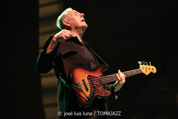 Pete Roth Trío featuring Bill Bruford (60 Festival de Jazz de San Sebastián 2025. 2025-07-23) Por José Luis Luna Rocafort [INSTANTZZ AKA Galería fotográfica AKA Fotoblog de jazz, impro… y algo más] - Tomajazz - Pete Roth Trío featuring Bill Bruford actuó en el 60 Festival de Jazz de San Sebastián 2025. José Luis Luna lo retrata en INSTANTZZ. Actuaron Pete Roth, Bill Bruford, Mike Prat