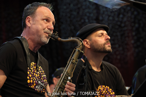 Clasijazz Big Band Orchestra: Charles Mingus Epitaph (48 Festival de Jazz de Vitoria. 2025-07-16) Por José Luis Luna Rocafort [INSTANTZZ AKA Galería fotográfica AKA Fotoblog de jazz, impro… y algo más] - Tomajazz - Clasijazz Big Band Orchestra interpretó Epitaph de Charles en el 48 Festival de Jazz de Vitoria de 2025-07-16) Por José Luis Luna Rocafort [INSTANTZZ