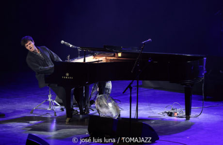 Jamie Cullum (60 Festival de Jazz de San Sebastián 2025. 2025-07-22) Por José Luis Luna Rocafort [INSTANTZZ AKA Galería fotográfica AKA Fotoblog de jazz, impro… y algo más] - Tomajazz - Jamie Cullum actuó en el Kursaal en el 60 Festival de Jazz de San Sebastián 2025. José Luis Luna Rocafort lo retrata en INSTANTZZ