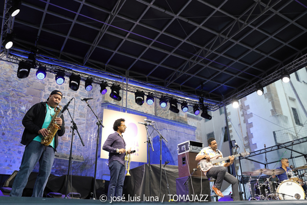 Steve Coleman & Five Elements (60 Festival de Jazz de San Sebastián 2025. 2025-07-24) Por José Luis Luna Rocafort [INSTANTZZ AKA Galería fotográfica AKA Fotoblog de jazz, impro… y algo más] - Tomajazz - Steve Coleman & Five Elements actuó en el 60 Festival de Jazz de San Sebastián 2025. José Luis Luna Rocafort lo retrata en INSTANTZZ. Actuaron Steve Coleman, Jonathan Finlayson, Rich Brown, Sean Rickman