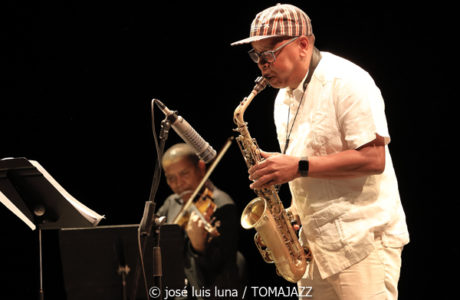 Román Filiú (XI JazzEñe 2025. Teatro Victoria Eugenia, Donosti – San Sebastián. 2025-07-24) Por José Luis Luna Rocafort [INSTANTZZ AKA Galería fotográfica AKA Fotoblog de jazz, impro… y algo más] - Tomajazz - Román Filiú actuó en el XI JazzEñe 2025 en San Sebastián. José Luis Luna Rocafort lo retrata en INSTANTZZ. Actuaron Román Filiú, Javier Filiú, Zaloa Gorostidi, Osvaldo Antonio Enrique Castro, Caridad Rosa Varona