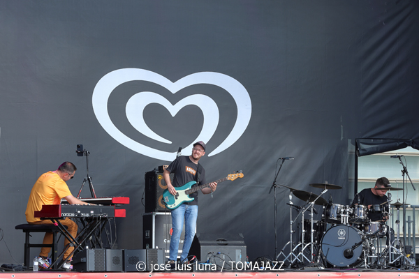 JazzyBIT (60 Festival de Jazz de San Sebastián 2025. 2025-07-24) Por José Luis Luna Rocafort [INSTANTZZ AKA Galería fotográfica AKA Fotoblog de jazz, impro… y algo más] - Tomajazz - JazzyBIT actuó en el 60 Festival de Jazz de San Sebastián 2025. José Luis Luna Rocafort lo retrata en INSTANTZZ. Actuaron Teodor Pop, Mihai Moldoveanu, Szabó Csongor-Zsolt