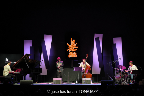 Juan Sáiz (48 Festival de Jazz de Vitoria. 2025-07-17) Por José Luis Luna Rocafort [INSTANTZZ AKA Galería fotográfica AKA Fotoblog de jazz, impro… y algo más] - Tomajazz - Juan Sáiz actuó en el 48 Festival de Jazz de Vitoria 2025. José Luis Luna Rocafort lo retrata en INSTANTZZ. Actuaron Juan Sáiz, Xavi Torres, Manel Fortià, Genís Bagés