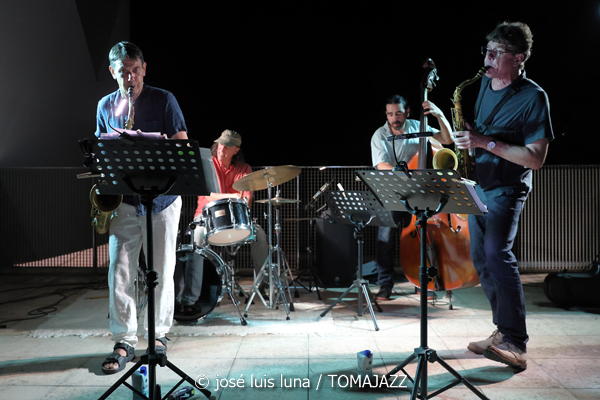 The Tenor 4tet (VII Jazz y Más. Studio Weil. Puerto de Andratx, Mallorca. 2025-07-09) Por José Luis Luna Rocafort [INSTANTZZ AKA Galería fotográfica AKA Fotoblog de jazz, impro… y algo más] - Tomajazz - The Tenor 4tet actuó en VII Jazz y Más en Puerto de Andratx, Mallorca, el 9 de julio de 2025. José Luis Luna Rocafort retrata el concierto en INSTANTZZ. Actuaron Chris Cheek, Marty Renzi, Javier Delgado, Jimmy Weinstein