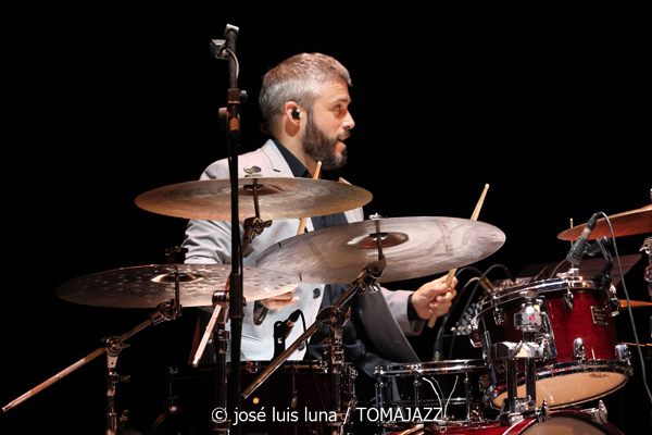 J. Fox (XI JazzEñe 2025. Teatro Victoria Eugenia, Donosti – San Sebastián. 2025-07-23) Por José Luis Luna Rocafort [INSTANTZZ AKA Galería fotográfica AKA Fotoblog de jazz, impro… y algo más] - Tomajazz - J. Fox inauguró el XI JazzEñe 2025 en el Teatro Victoria Eugenia de Donosti – San Sebastian, el 23 de julio de 2025. José Luis Luna Rocafort lo retrata en INSTANTZZ. Actuaron Juan Manuel Urriza: batería Fredi Pelaez: piano, teclados Oskar Lakunza: saxos tenor y soprano Xabier Barrenetxea