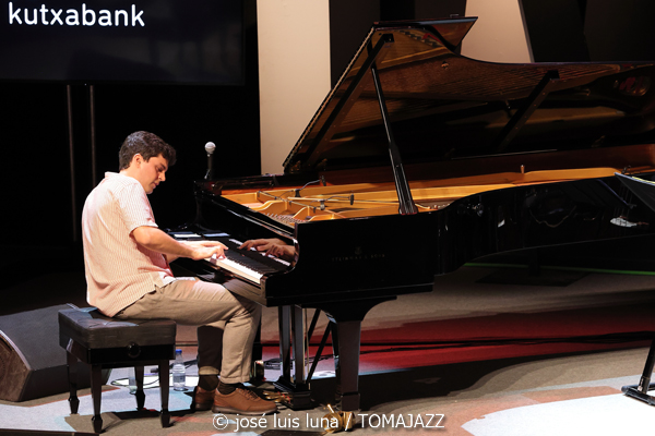 Álvaro Torres Trío (48 Festival de Jazz de Vitoria. 2025-07-15) Por José Luis Luna Rocafort [INSTANTZZ AKA Galería fotográfica AKA Fotoblog de jazz, impro… y algo más] - Tomajazz - Álvaro Torres Trío actuó en el 48 Festival de Jazz de Vitoria 2025. José Luis Luna Rocafort lo retrata en INSTANTZZ. Actuaron Álvaro Torres,