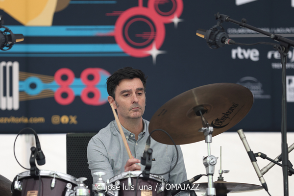 Combo Escuela de Música Luis Aramburu (48 Festival de Jazz de Vitoria. 2025-07-12) Por José Luis Luna Rocafort [INSTANTZZ AKA Galería fotográfica AKA Fotoblog de jazz, impro… y algo más] - Tomajazz - Combo Escuela de Música Luis Aramburu actuó en el 48 Festival de Jazz de Vitoria 2025. José Luis Luna Rocafort los retrata en INSTANTZZ. Actuaron Luis Larrubia: saxo tenor Iñigo Perea: piano Javier Guevara: guitarra eléctrica Mikel Aguirrezabal: bajo eléctrico Jordo Tortosa