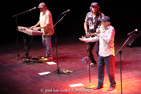 The Beach Boys (60 Festival de Jazz de San Sebastián 2025. 2025-07-23) Por José Luis Luna Rocafort [INSTANTZZ AKA Galería fotográfica AKA Fotoblog de jazz, impro… y algo más] - Tomajazz - The Beach Boys actuó en (60 Festival de Jazz de San Sebastián 2025. 2025-07-23) Por José Luis Luna Rocafort [INSTANTZZ