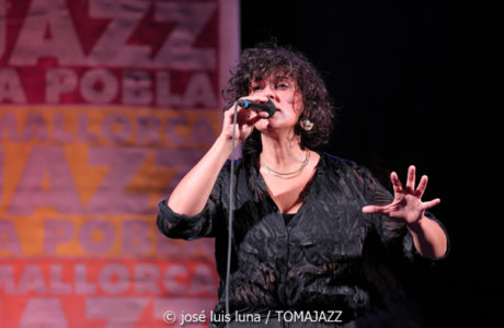 Marion Rampal (31 Mallorca Jazz Sa Poble 2025. Parc Can Cirera Prim. Sa Pobla, Mallorca. 2025-07-29) Por José Luis Luna Rocafort [INSTANTZZ AKA Galería fotográfica AKA Fotoblog de jazz, impro… y algo más] - Tomajazz - Marion Rampal actuó en 31 Mallorca Jazz Sa Poble, el 29 de julio de 2025. José Luis Luna Rocafort retrata el concierto en INSTANTZZ. Actuaron Marion Rampal, Matthis Pascaud: guitarra eléctrica, dirección
Mathias Allamane: contrabajo
Raphaël Chassin: batería
Thibaut Gómez