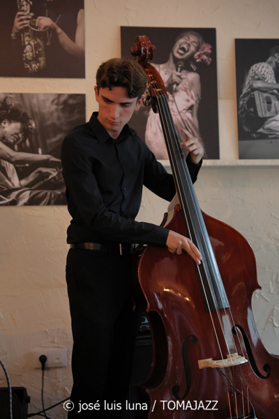 Stilt (48 Festival de Jazz de Vitoria. 2025-07-11) Por José Luis Luna Rocafort [INSTANTZZ AKA Galería fotográfica AKA Fotoblog de jazz, impro… y algo más] - Tomajazz - Stilt actuó en el 48 Festival de Jazz de Vitoria 2025. José Luis Luna Rocafort los retrata en INSTANTZZ. Actuaron Hugo Domínguez, Asier Zufiaur, Héctor Menor, Samuel Rodríguez, Eneko Ciarrusta, Pablo Comiskey, Pablo Ortíz