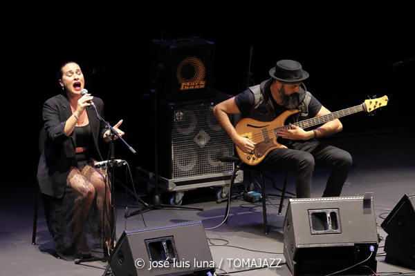 Juanfe Pérez (XI JazzEñe 2025. Teatro Victoria Eugenia, Donosti – San Sebastián. 2025-07-23) Por José Luis Luna Rocafort [INSTANTZZ AKA Galería fotográfica AKA Fotoblog de jazz, impro… y algo más] - Tomajazz - Juanfe Pérez actuó en el XI JazzEñe 2025 en San Sebastián. José Luis Luna Rocafort lo retrata en INSTANTZZ. Actuaron Juanfe Pérez, David Sancho, Kike Terrón, Alicia Morales