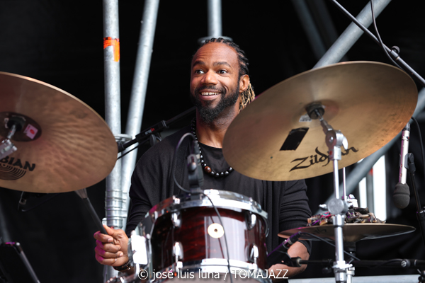 Naïssam Jalal (60 Festival de Jazz de San Sebastián 2025. 2025-07-23) Por José Luis Luna Rocafort [INSTANTZZ AKA Galería fotográfica AKA Fotoblog de jazz, impro… y algo más] - Tomajazz - Naïssam Jalal actuó en el 60 Festival de Jazz de San Sebastián 2025. José Luis Luna Rocafort la retrata en INSTANTZZ. Actuaron Naïssam Jalal, Sougata Roy Chowdhury, Leonardo Montana, Anuja Borude, Zaza Desiderio, Flo Comment