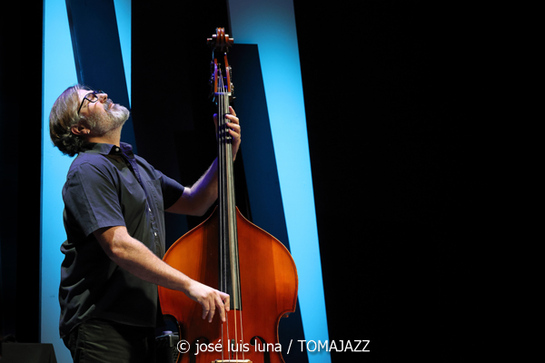Sumrrá (48 Festival de Jazz de Vitoria. 2025-07-16) Por José Luis Luna Rocafort [INSTANTZZ AKA Galería fotográfica AKA Fotoblog de jazz, impro… y algo más] - Tomajazz - Sumrrá actuó en el 48 Festival de Jazz de Vitoria 2025. José Luis Luna Rocafort los retrata en INSTANTZZ. Actuaron Manuel Gutiérrez, Xacobe Martínez Antelo, LAR Legido