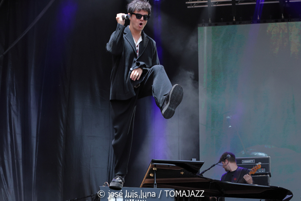 Jamie Cullum (II) (60 Festival de Jazz de San Sebastián 2025. 2025-07-23) Por José Luis Luna Rocafort [INSTANTZZ AKA Galería fotográfica AKA Fotoblog de jazz, impro… y algo más] - Tomajazz - Jamie Cullum actuó en el 60 Festival de Jazz de San Sebastián 2025. José Luis Luna Rocafort lo retrata en INSTANTZZ. Actuaron Jamie Cullum, Loz Garratt, Bard Webb, Tom Varrall, Rory Simmons, Tom Richards, Aisha Stuart