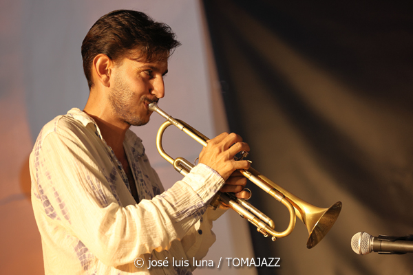 Pere Navarro Trío (31 Mallorca Jazz Sa Poble 2025. Can Verdal. Sa Pobla, Mallorca. 2025-07-30) Por José Luis Luna Rocafort [INSTANTZZ AKA Galería fotográfica AKA Fotoblog de jazz, impro… y algo más] - Tomajazz - Pere Navarro Trío actuó en el 31 Mallorca Jazz Sa Poble 2025. José Luis Luna Rocafort lo retrata en INSTANTZZ. Actuaron Pere Navarro,