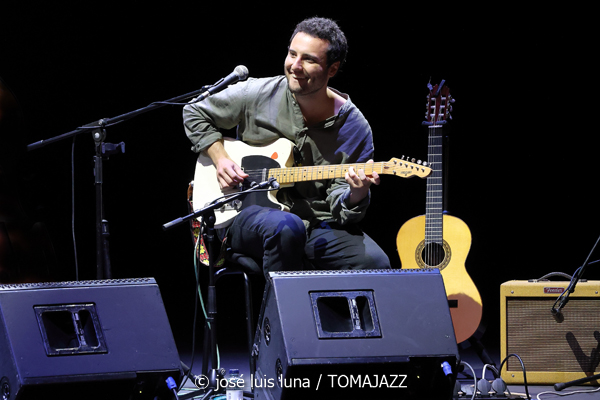 Maite Akustik Quintet (XI JazzEñe 2025. Teatro Victoria Eugenia, Donosti – San Sebastián. 2025-07-24) Por José Luis Luna Rocafort [INSTANTZZ AKA Galería fotográfica AKA Fotoblog de jazz, impro… y algo más] - Tomajazz - Maite Akustik Quintet actuó en el XI JazzEñe 2025 en San Sebastián. José Luis Luna Rocafort lo retrata en INSTANTZZ. Actuaron Maite Ruiz de Erentxun, Aura Mauri, Cristopher Pérez, Alesander Peña, Manuel Luque