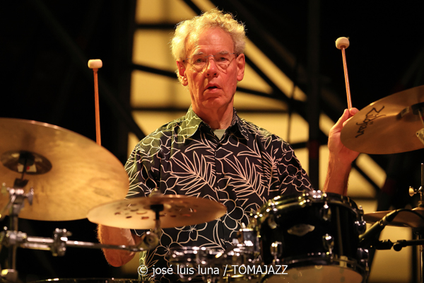 Pete Roth Trío featuring Bill Bruford (60 Festival de Jazz de San Sebastián 2025. 2025-07-23) Por José Luis Luna Rocafort [INSTANTZZ AKA Galería fotográfica AKA Fotoblog de jazz, impro… y algo más] - Tomajazz - Pete Roth Trío featuring Bill Bruford actuó en el 60 Festival de Jazz de San Sebastián 2025. José Luis Luna lo retrata en INSTANTZZ. Actuaron Pete Roth, Bill Bruford, Mike Prat