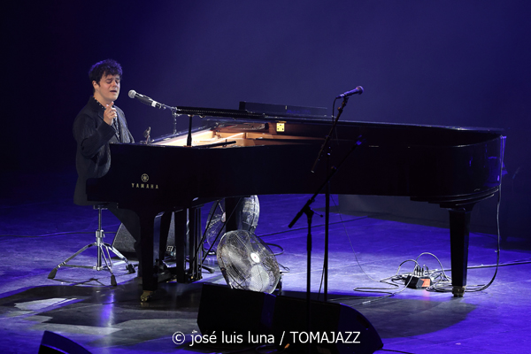 Jamie Cullum (60 Festival de Jazz de San Sebastián 2025. 2025-07-22) Por José Luis Luna Rocafort [INSTANTZZ AKA Galería fotográfica AKA Fotoblog de jazz, impro… y algo más] - Tomajazz - Jamie Cullum actuó en el Kursaal en el 60 Festival de Jazz de San Sebastián 2025. José Luis Luna Rocafort lo retrata en INSTANTZZ