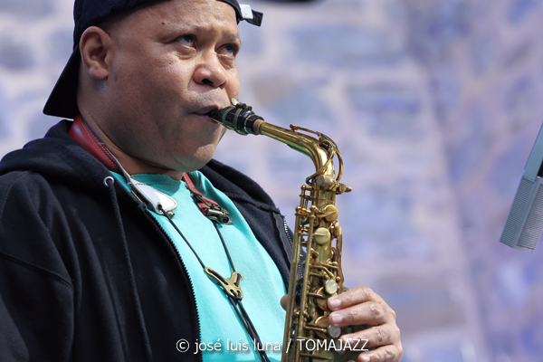 Steve Coleman & Five Elements (60 Festival de Jazz de San Sebastián 2025. 2025-07-24) Por José Luis Luna Rocafort [INSTANTZZ AKA Galería fotográfica AKA Fotoblog de jazz, impro… y algo más] - Tomajazz - Steve Coleman & Five Elements actuó en el 60 Festival de Jazz de San Sebastián 2025. José Luis Luna Rocafort lo retrata en INSTANTZZ. Actuaron Steve Coleman, Jonathan Finlayson, Rich Brown, Sean Rickman