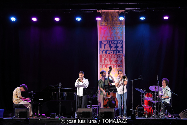 Daahoud Salim Quintet (31 Mallorca Jazz Sa Poble 2025. Parc Can Cirera Prim. Sa Pobla, Mallorca. 2025-08-05) Por José Luis Luna Rocafort [INSTANTZZ AKA Galería fotográfica AKA Fotoblog de jazz, impro… y algo más] - Tomajazz - Daahoud Salim Quintet actuó en el 31 Mallorca Jazz Sa Poble 2025. José Luis Luna Rocafort lo retrata en INSTANTZZ. Actuaron Daahoud Salim, Bruno Calvo, Tomeu Garcías, Hendrik Müller, Andreu Pitarch