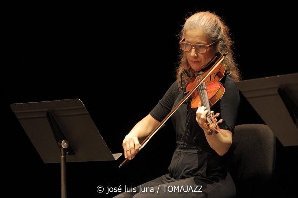 Román Filiú (XI JazzEñe 2025. Teatro Victoria Eugenia, Donosti – San Sebastián. 2025-07-24) Por José Luis Luna Rocafort [INSTANTZZ AKA Galería fotográfica AKA Fotoblog de jazz, impro… y algo más] - Tomajazz - Román Filiú actuó en el XI JazzEñe 2025 en San Sebastián. José Luis Luna Rocafort lo retrata en INSTANTZZ. Actuaron Román Filiú, Javier Filiú, Zaloa Gorostidi, Osvaldo Antonio Enrique Castro, Caridad Rosa Varona
