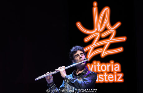 Juan Sáiz (48 Festival de Jazz de Vitoria. 2025-07-17) Por José Luis Luna Rocafort [INSTANTZZ AKA Galería fotográfica AKA Fotoblog de jazz, impro… y algo más] - Tomajazz - Juan Sáiz actuó en el 48 Festival de Jazz de Vitoria 2025. José Luis Luna Rocafort lo retrata en INSTANTZZ. Actuaron Juan Sáiz, Xavi Torres, Manel Fortià, Genís Bagés