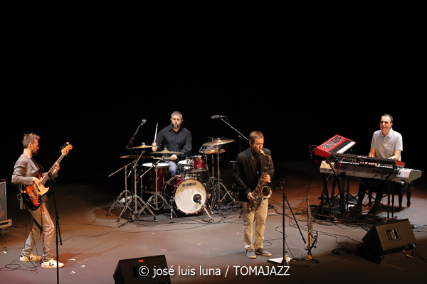 J. Fox (XI JazzEñe 2025. Teatro Victoria Eugenia, Donosti – San Sebastián. 2025-07-23) Por José Luis Luna Rocafort [INSTANTZZ AKA Galería fotográfica AKA Fotoblog de jazz, impro… y algo más] - Tomajazz - J. Fox inauguró el XI JazzEñe 2025 en el Teatro Victoria Eugenia de Donosti – San Sebastian, el 23 de julio de 2025. José Luis Luna Rocafort lo retrata en INSTANTZZ. Actuaron Juan Manuel Urriza: batería Fredi Pelaez: piano, teclados Oskar Lakunza: saxos tenor y soprano Xabier Barrenetxea