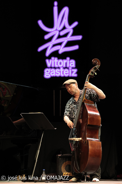 Álvaro Torres Trío (48 Festival de Jazz de Vitoria. 2025-07-15) Por José Luis Luna Rocafort [INSTANTZZ AKA Galería fotográfica AKA Fotoblog de jazz, impro… y algo más] - Tomajazz - Álvaro Torres Trío actuó en el 48 Festival de Jazz de Vitoria 2025. José Luis Luna Rocafort lo retrata en INSTANTZZ. Actuaron Álvaro Torres,