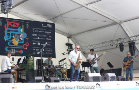 Combo Escuela de Música Luis Aramburu (48 Festival de Jazz de Vitoria. 2025-07-12) Por José Luis Luna Rocafort [INSTANTZZ AKA Galería fotográfica AKA Fotoblog de jazz, impro… y algo más] - Tomajazz - Combo Escuela de Música Luis Aramburu actuó en el 48 Festival de Jazz de Vitoria 2025. José Luis Luna Rocafort los retrata en INSTANTZZ. Actuaron Luis Larrubia: saxo tenor
Iñigo Perea: piano
Javier Guevara: guitarra eléctrica
Mikel Aguirrezabal: bajo eléctrico
Jordo Tortosa