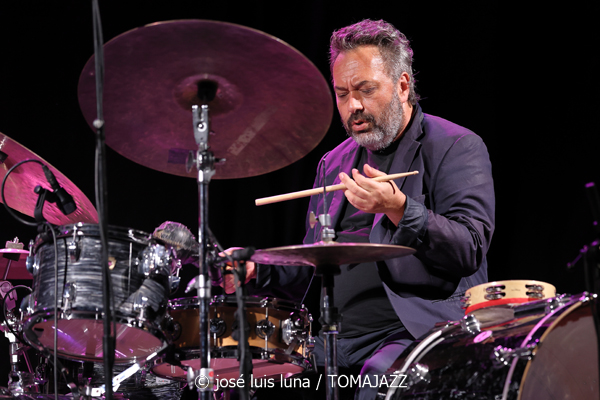 Marion Rampal (31 Mallorca Jazz Sa Poble 2025. Parc Can Cirera Prim. Sa Pobla, Mallorca. 2025-07-29) Por José Luis Luna Rocafort [INSTANTZZ AKA Galería fotográfica AKA Fotoblog de jazz, impro… y algo más] - Tomajazz - Marion Rampal actuó en 31 Mallorca Jazz Sa Poble, el 29 de julio de 2025. José Luis Luna Rocafort retrata el concierto en INSTANTZZ. Actuaron Marion Rampal, Matthis Pascaud: guitarra eléctrica, dirección Mathias Allamane: contrabajo Raphaël Chassin: batería Thibaut Gómez