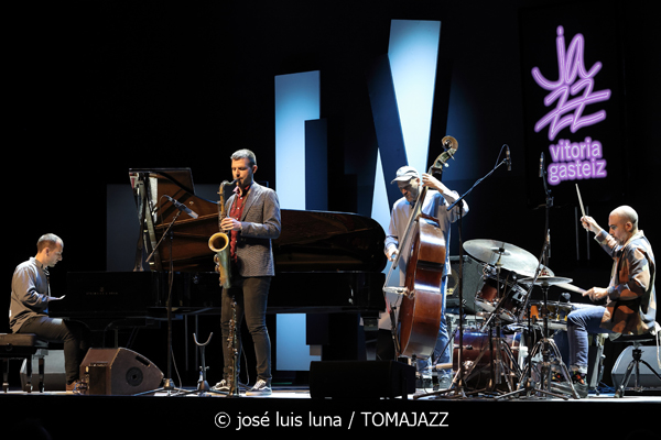 Move (48 Festival de Jazz de Vitoria. 2025-07-14) Por José Luis Luna Rocafort [INSTANTZZ AKA Galería fotográfica AKA Fotoblog de jazz, impro… y algo más] - Tomajazz - El cuarteto Move actuó en el 48 Festival de Jazz de Vitoria 2025. José Luis Luna Rocafort retrata la actuación en INSTANTZZ. Actuaron