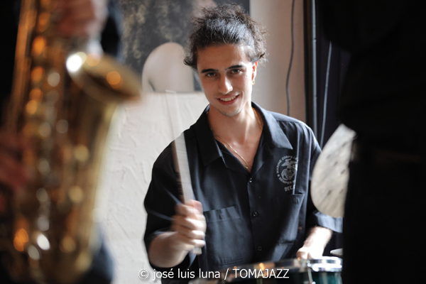 Stilt (48 Festival de Jazz de Vitoria. 2025-07-11) Por José Luis Luna Rocafort [INSTANTZZ AKA Galería fotográfica AKA Fotoblog de jazz, impro… y algo más] - Tomajazz - Stilt actuó en el 48 Festival de Jazz de Vitoria 2025. José Luis Luna Rocafort los retrata en INSTANTZZ. Actuaron Hugo Domínguez, Asier Zufiaur, Héctor Menor, Samuel Rodríguez, Eneko Ciarrusta, Pablo Comiskey, Pablo Ortíz