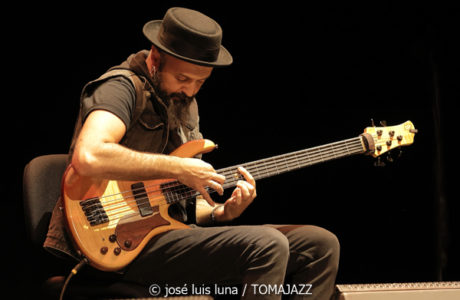 Juanfe Pérez (XI JazzEñe 2025. Teatro Victoria Eugenia, Donosti – San Sebastián. 2025-07-23) Por José Luis Luna Rocafort [INSTANTZZ AKA Galería fotográfica AKA Fotoblog de jazz, impro… y algo más] - Tomajazz - Juanfe Pérez actuó en el XI JazzEñe 2025 en San Sebastián. José Luis Luna Rocafort lo retrata en INSTANTZZ. Actuaron Juanfe Pérez, David Sancho, Kike Terrón, Alicia Morales