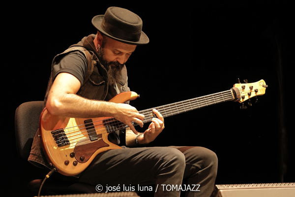 Juanfe Pérez (XI JazzEñe 2025. Teatro Victoria Eugenia, Donosti – San Sebastián. 2025-07-23) Por José Luis Luna Rocafort [INSTANTZZ AKA Galería fotográfica AKA Fotoblog de jazz, impro… y algo más] - Tomajazz - Juanfe Pérez actuó en el XI JazzEñe 2025 en San Sebastián. José Luis Luna Rocafort lo retrata en INSTANTZZ. Actuaron Juanfe Pérez, David Sancho, Kike Terrón, Alicia Morales